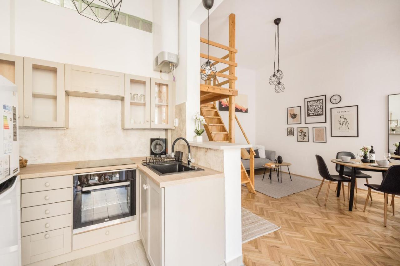 Apartment Balint Next To Synagogue, Location In Center